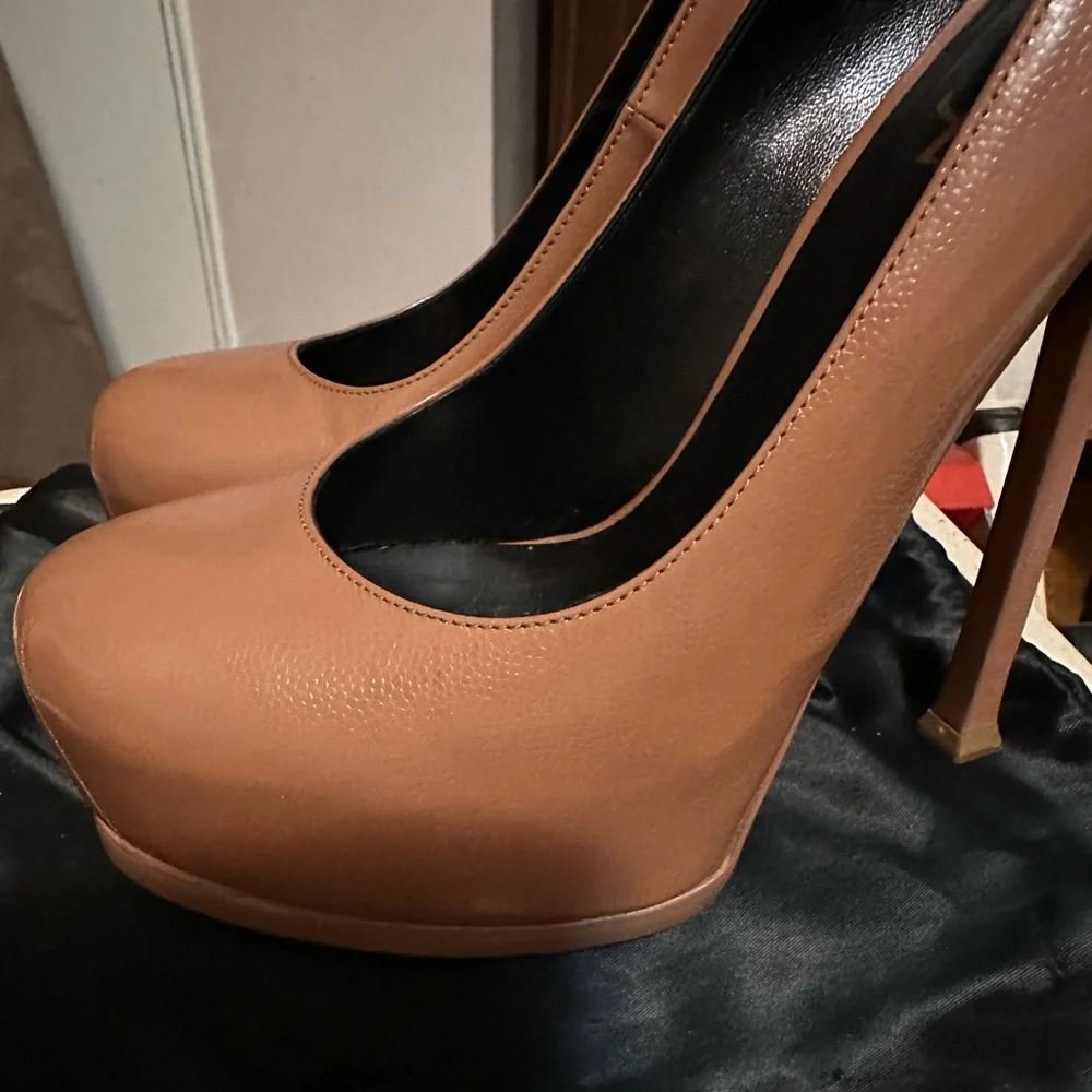 YSL Yves Saint Laurent Nude Tribute Platform Leather Pumps - Picture 9 of 13